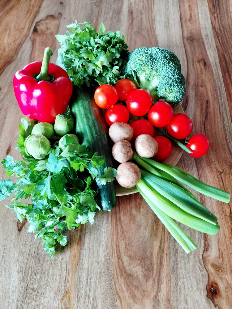 NaturTeller – vegane Ernährungsberatung - Gemüse auf einem Holztisch